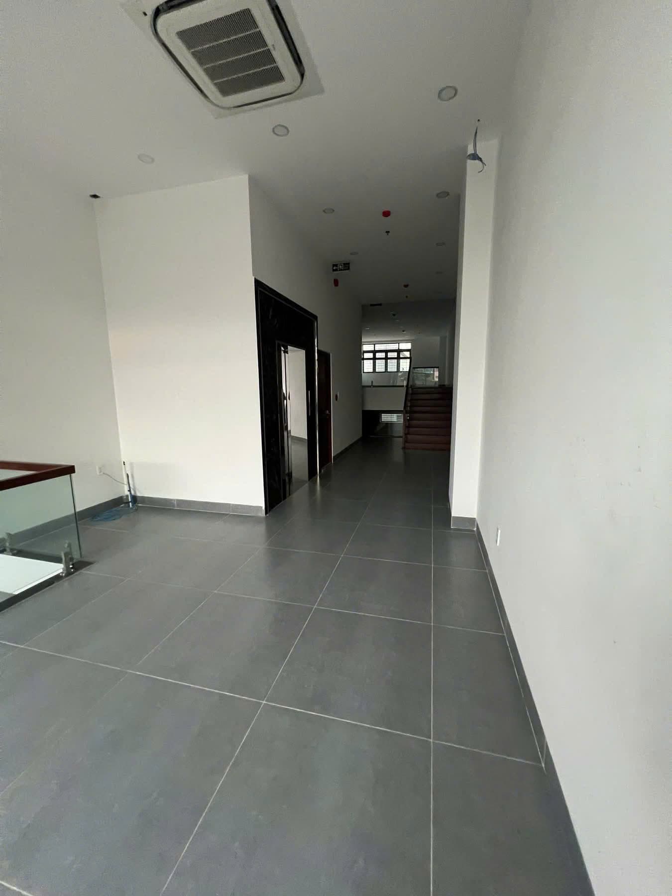 Mặt bằng kinh doanh 121m2 mỗi tầng, có thang máy, phù hợp văn phòng tại Nguyễn Phong Sắc - Ảnh 9