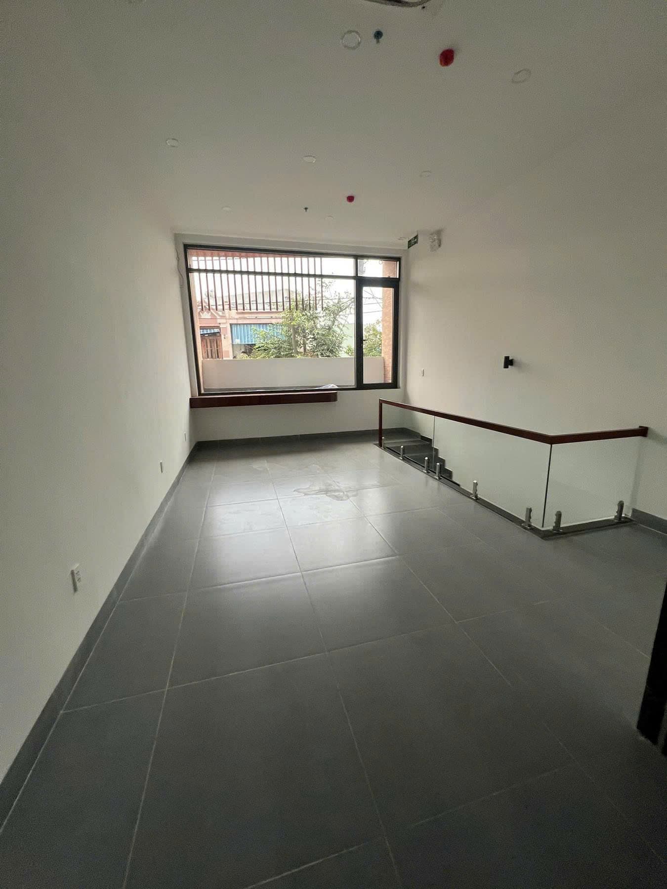 Mặt bằng kinh doanh 121m2 mỗi tầng, có thang máy, phù hợp văn phòng tại Nguyễn Phong Sắc - Ảnh 10