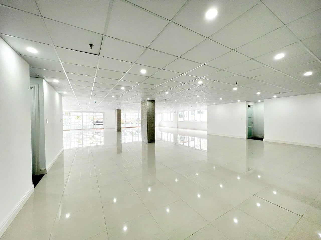 VĂN PHÒNG DIỆN TÍCH TRÊN 600M2 TẠI TÒA NHÀ ĐƯỜNG NÚI THÀNH - Ảnh 1