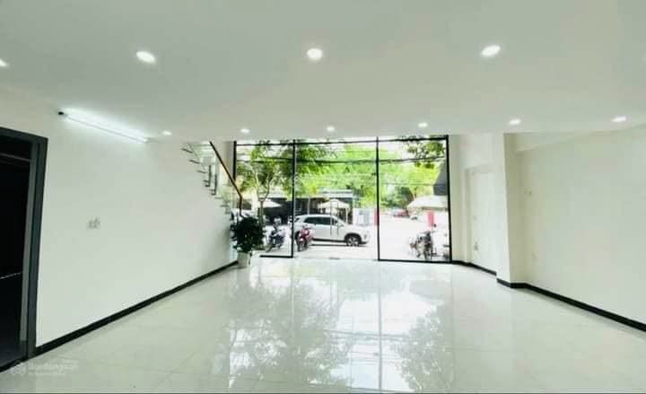 Nhà nguyên căn 3,5 tầng đường Nguyễn Tri Phương, quận Hải Châu, diện tích 400m2 - Ảnh 2