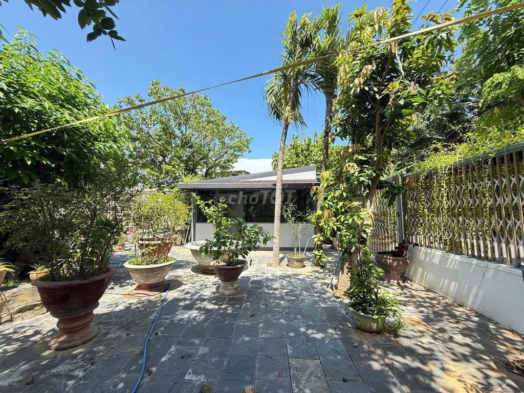 Mặt bằng sân vườn 230m2 3 mặt tiền Nguyễn Khuyến, phù hợp kinh doanh cafe và văn phòng - Ảnh 1