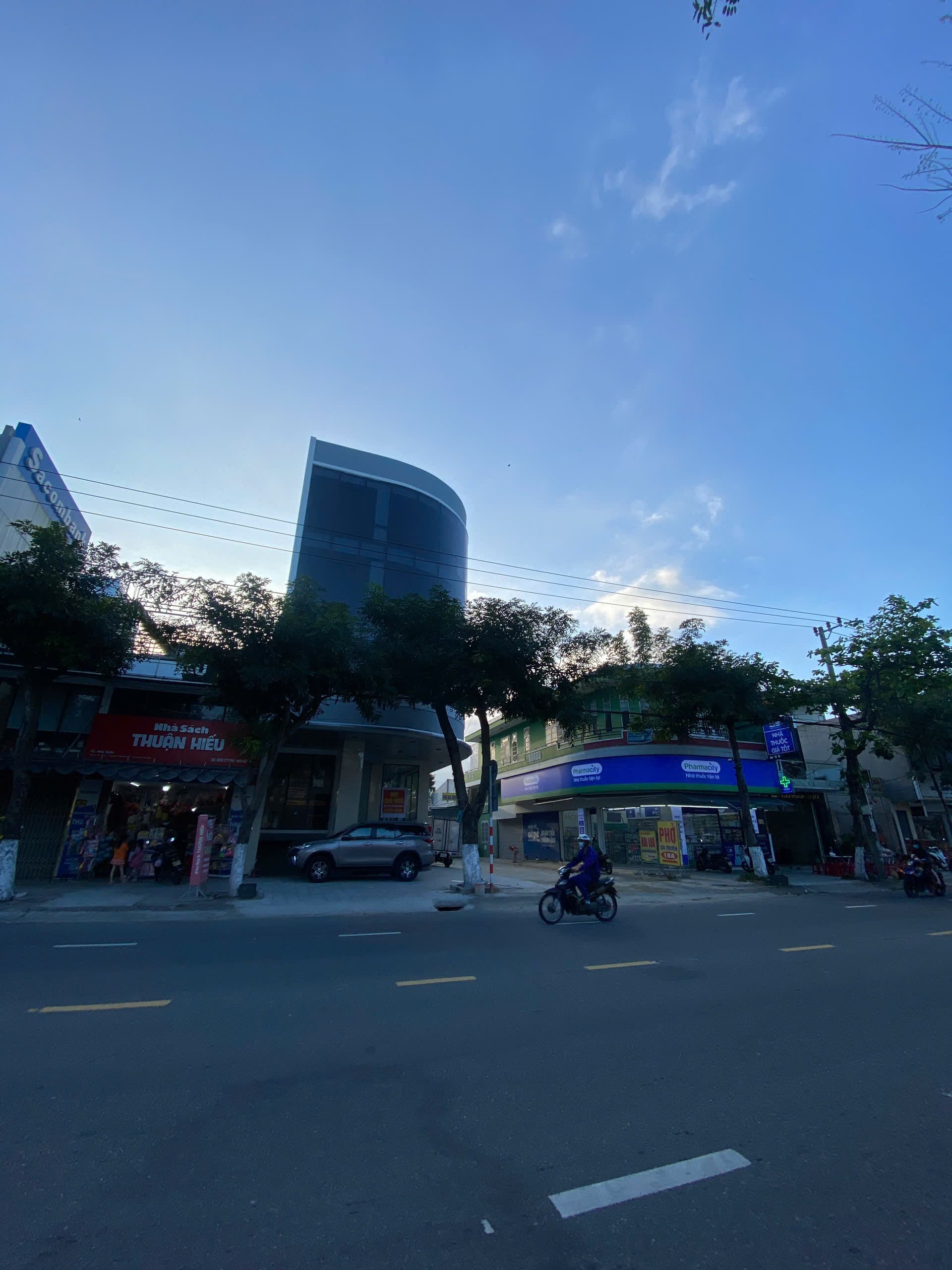 Tòa nhà 4 tầng lô góc Phạm Hùng - Nguyễn Văn Xuân, diện tích 180m2/sàn - Ảnh 1