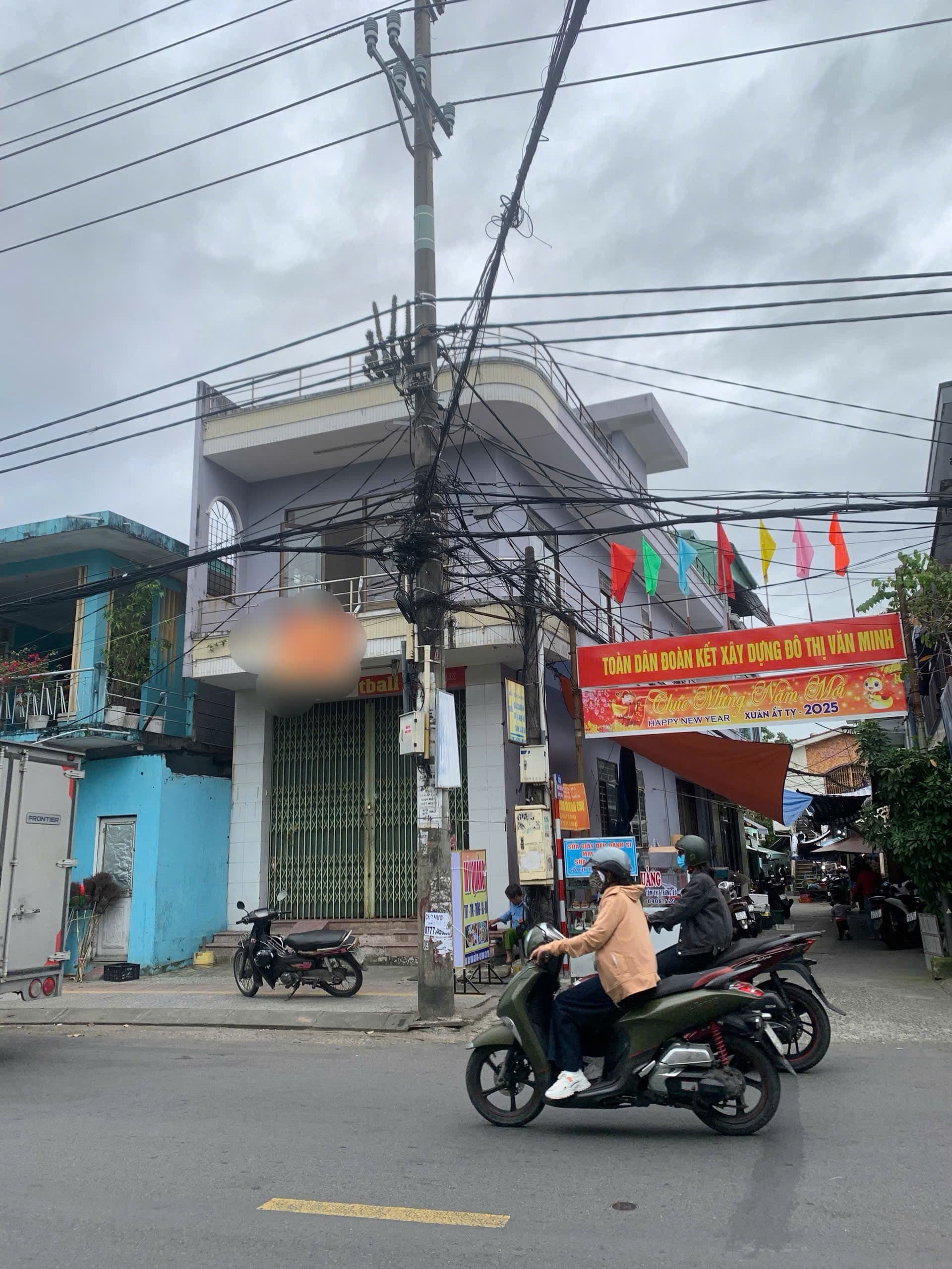 Nhà 2 tầng góc kẹp kiệt Trần Cao Vân - Ảnh 1