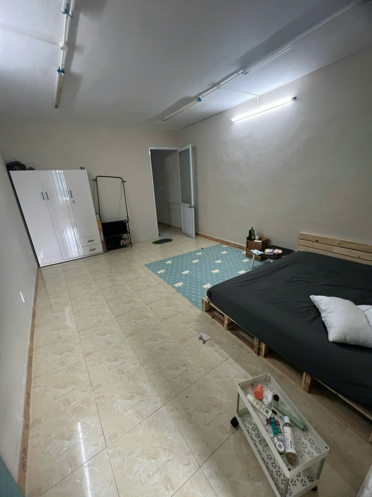 Nhà nguyên căn 3 tầng trống suốt tại Lê Duẩn - Ảnh 1