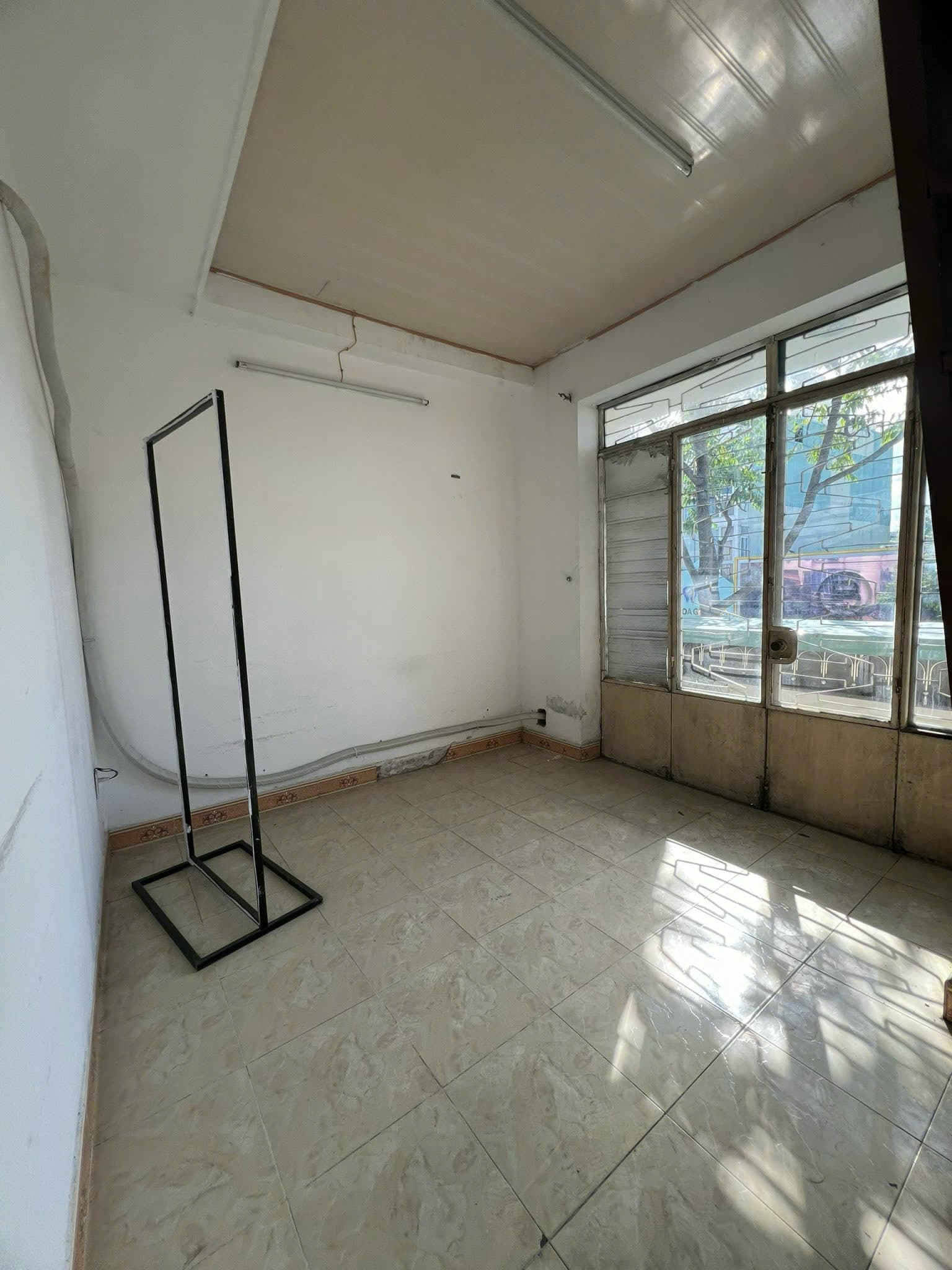 Nhà nguyên căn 3 tầng trống suốt tại Lê Duẩn - Ảnh 10