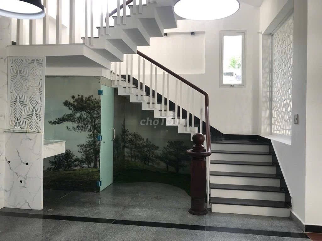 BIỆT THỰ NGUYỄN CAO LUYỆN - SÂN VƯỜN 3 TẦNG - Ảnh 2