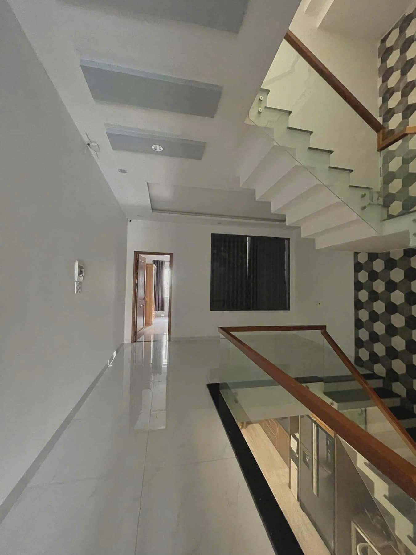 Nhà nguyên căn 4 tầng diện tích 100m2 tại Nghiêm Xuân Yêm, có 6 phòng ngủ và phòng thờ vào ở ngay - Ảnh 1