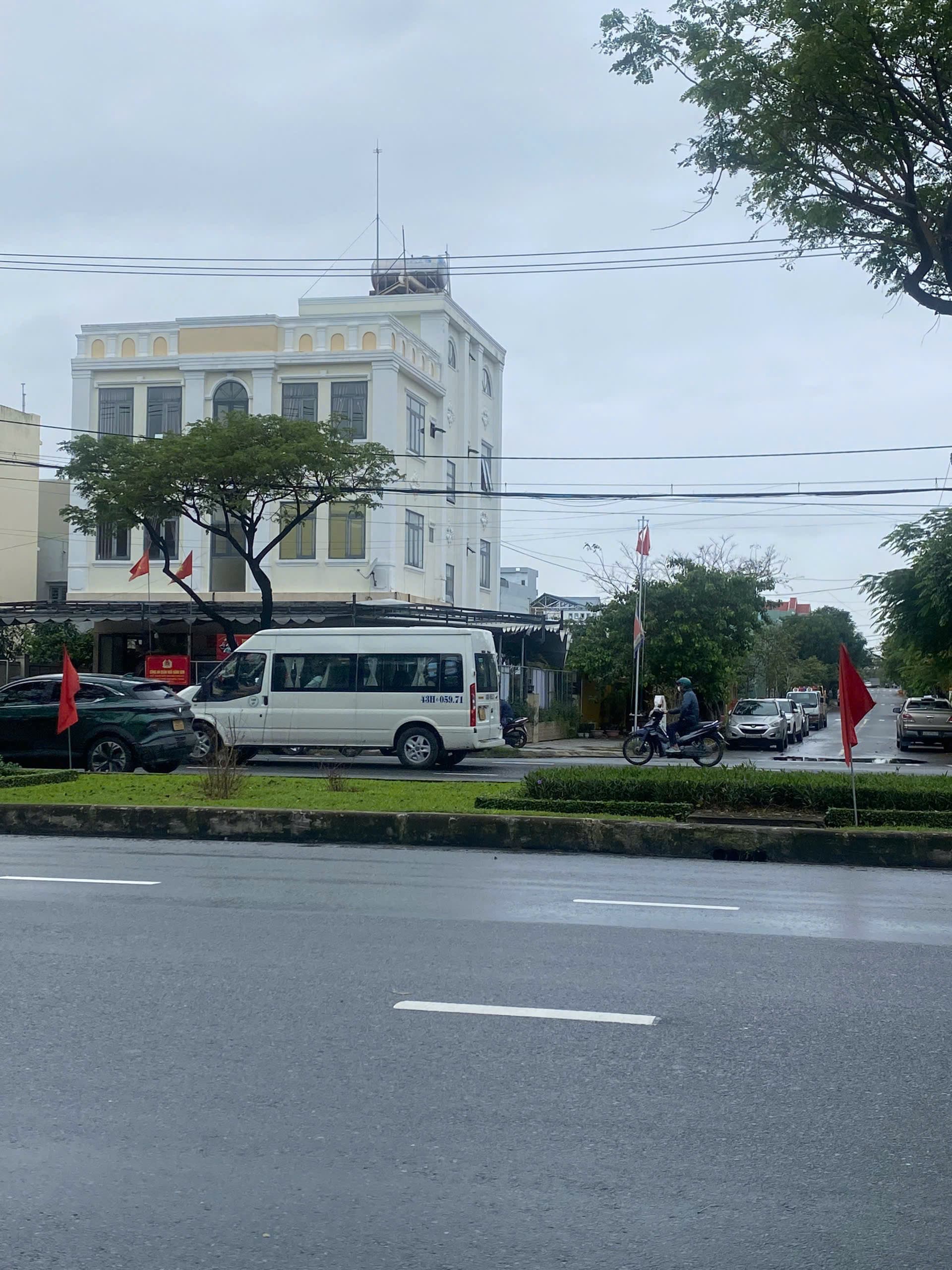 Lô góc 2 mặt tiền lê Văn Hiến Dt đất 300m2, nhà xây dựng 3 tầng phù hợp mở văn phòng, công ty - Ảnh 1