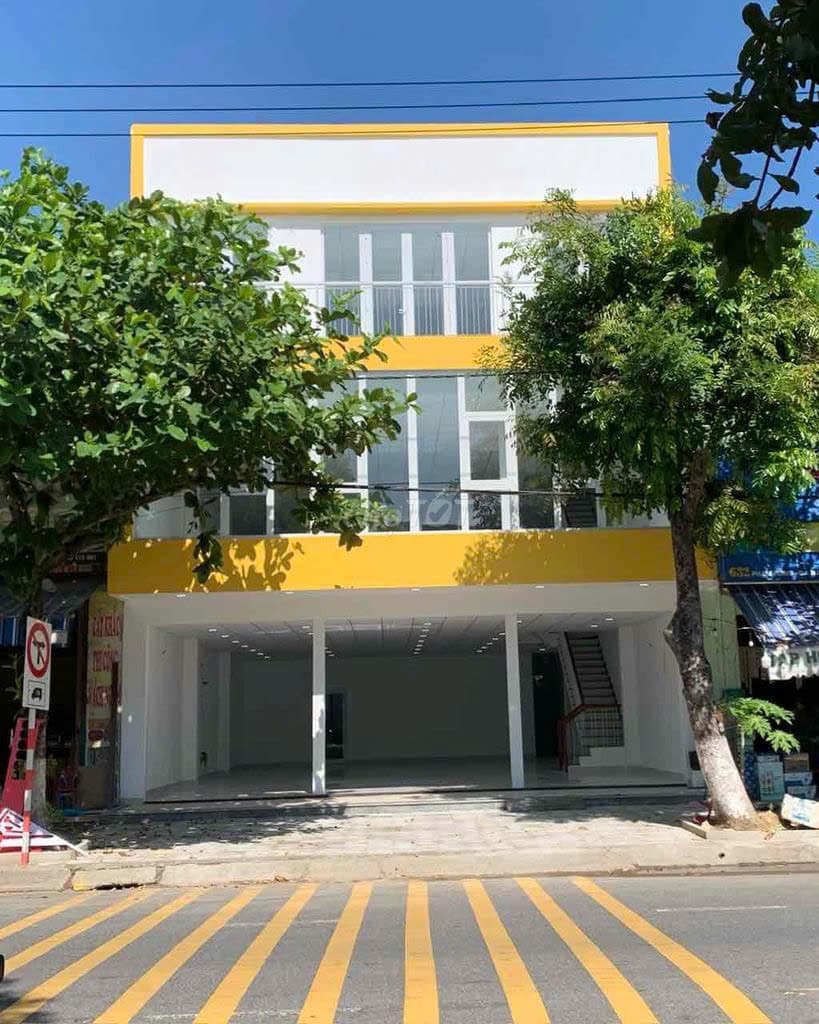 Nhà nguyên căn 3 tầng Phạm Hùng, diện tích 215m2 mỗi tầng, phù hợp ở và kinh doanh - Ảnh 1