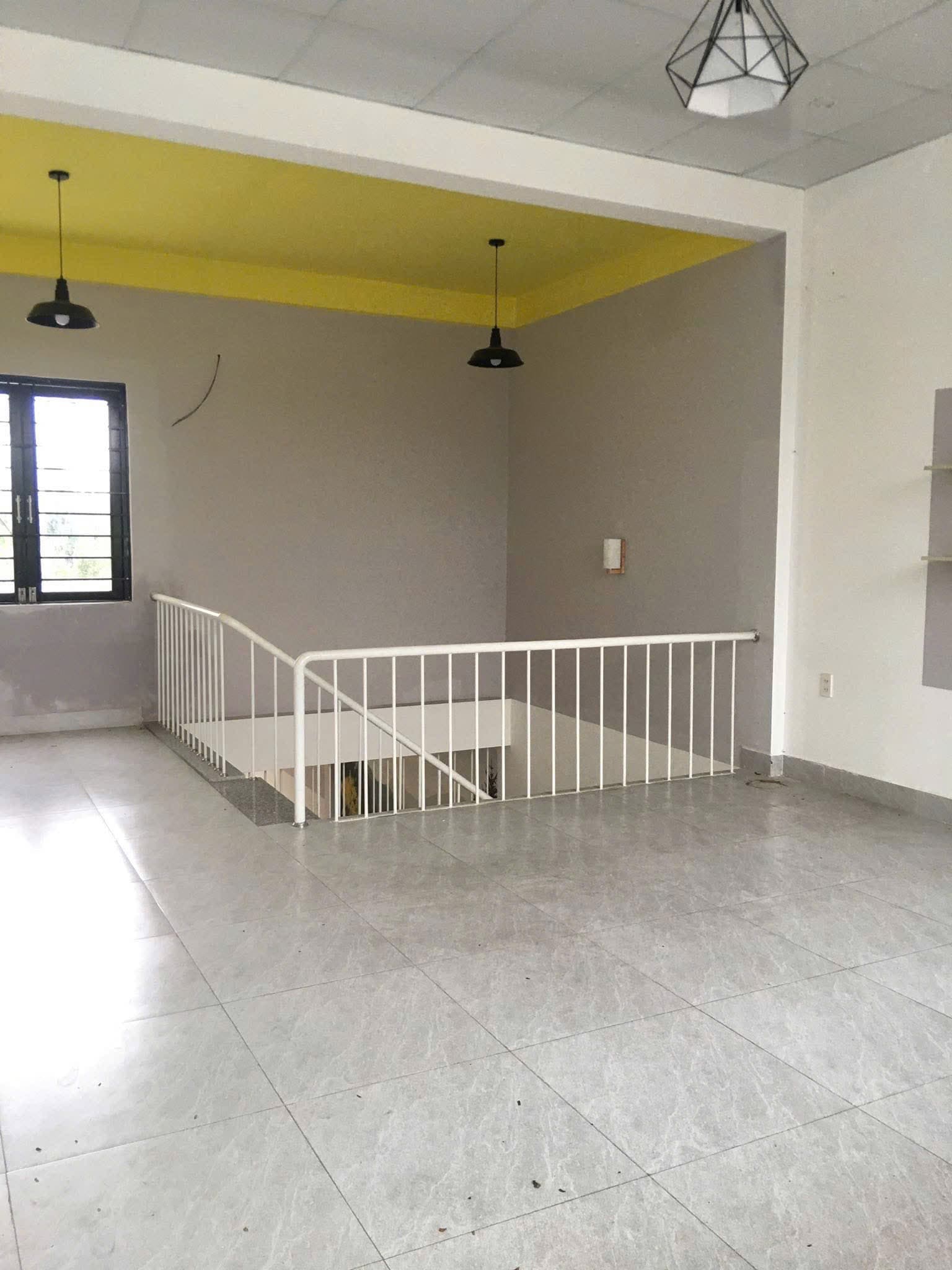 Nhà nguyên căn 2 tầng diện tích 140m2, trống suốt phù hợp ở hoặc kinh doanh - Ảnh 2