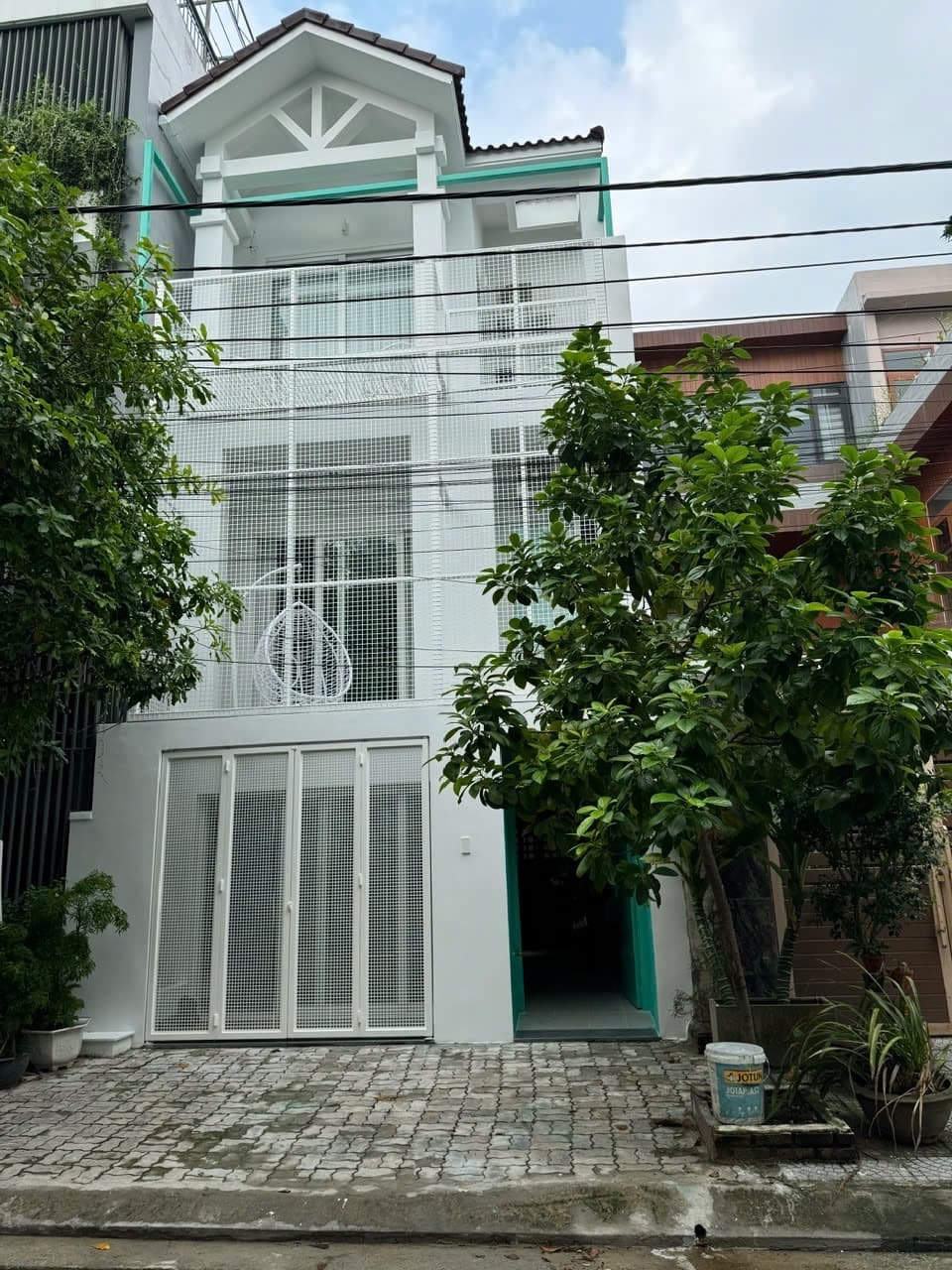 Nhà nguyên căn 3 tầng có gác xép, 4 phòng ngủ riêng biệt, đầy đủ nội thất - Ảnh 1