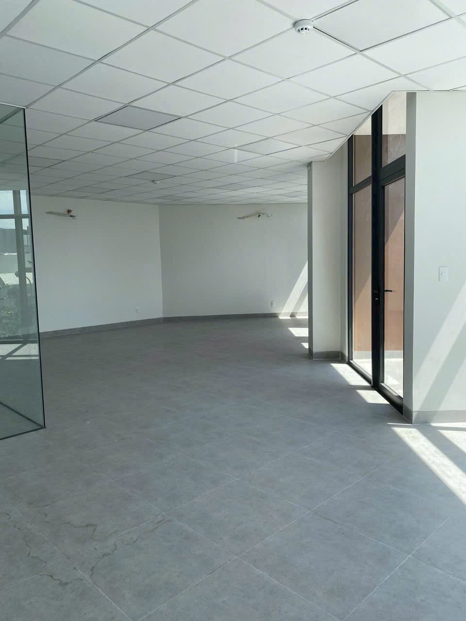 Văn phòng Lê Đình Lý 130m2 mặt tiền rộng 20m trung tâm thành phố, phù hợp làm công ty - Ảnh 2