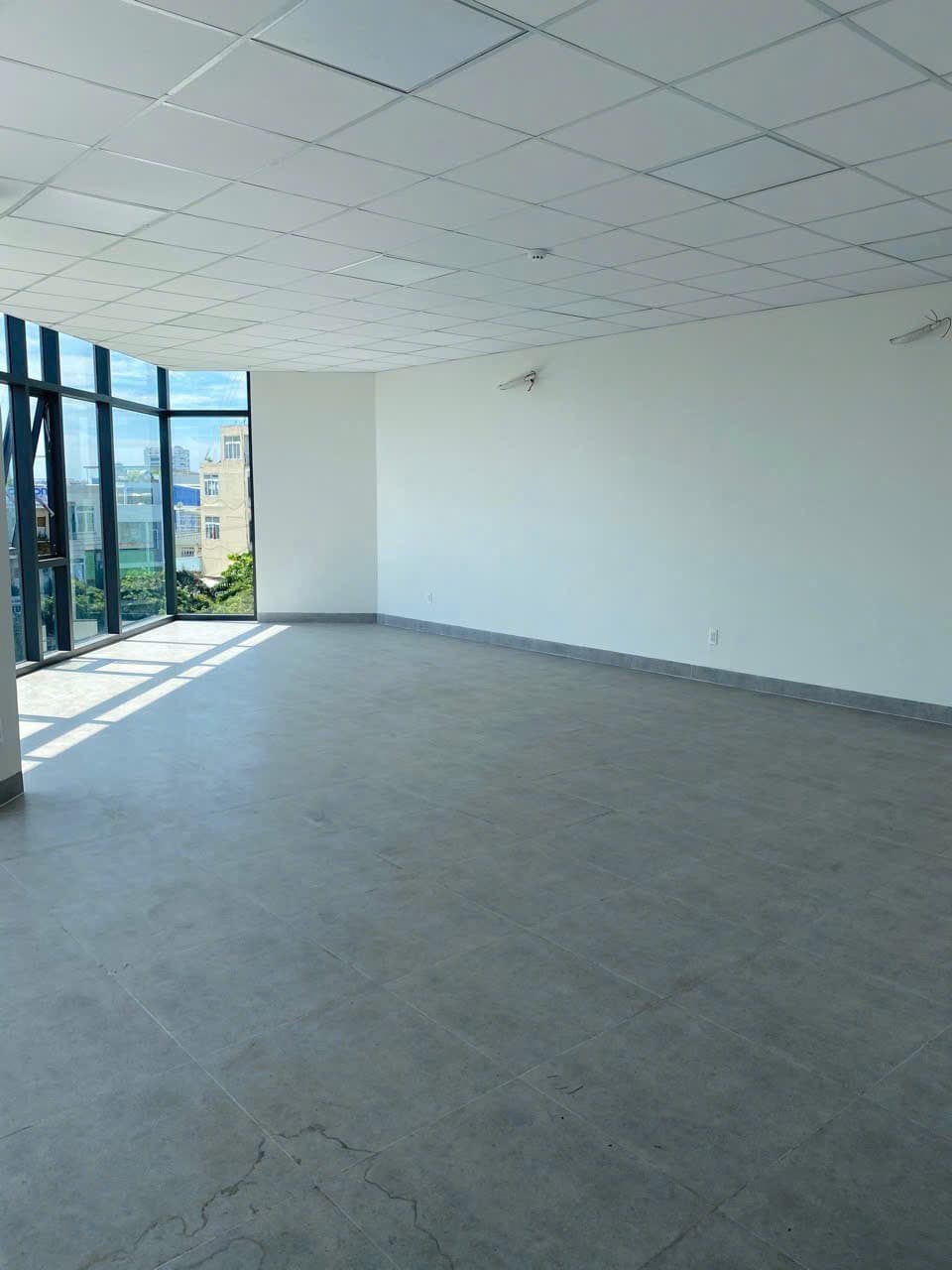 Văn phòng Lê Đình Lý 130m2 mặt tiền rộng 20m trung tâm thành phố, phù hợp làm công ty - Ảnh 4