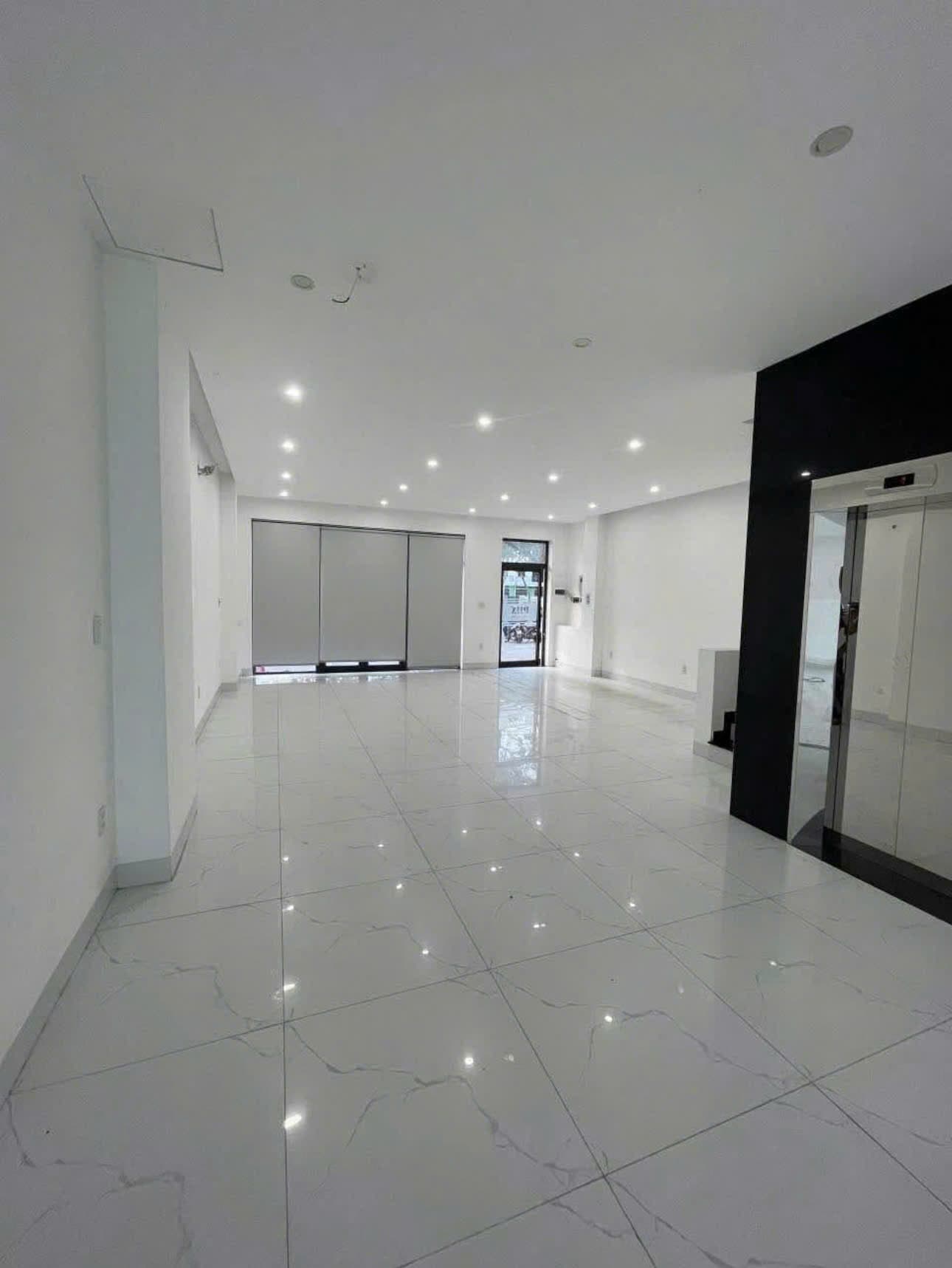 Nhà 4 tầng có thang máy, ngang 6.5m sâu 20m, phù hợp làm văn phòng hoặc nhà ở - Ảnh 1