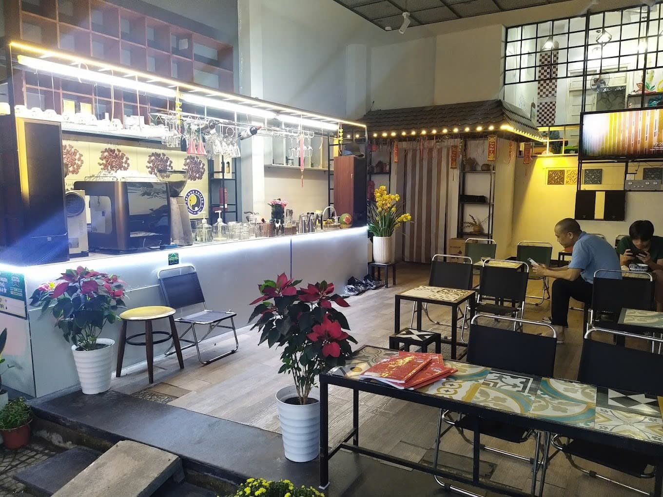 Mặt bằng kinh doanh có vật dụng quán cà phê Phan Châu Trinh gần Thái Phiên, phù hợp ăn uống và dịch vụ - Ảnh 2