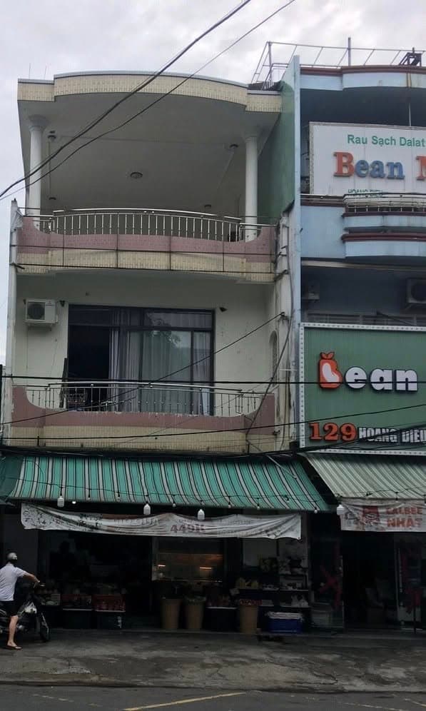 Nhà nguyên căn 3 tầng diện tích 180m2, có sân sau rộng rãi, phù hợp kinh doanh ngay tuyến Hoàng Diệu trung tâm - Ảnh 1