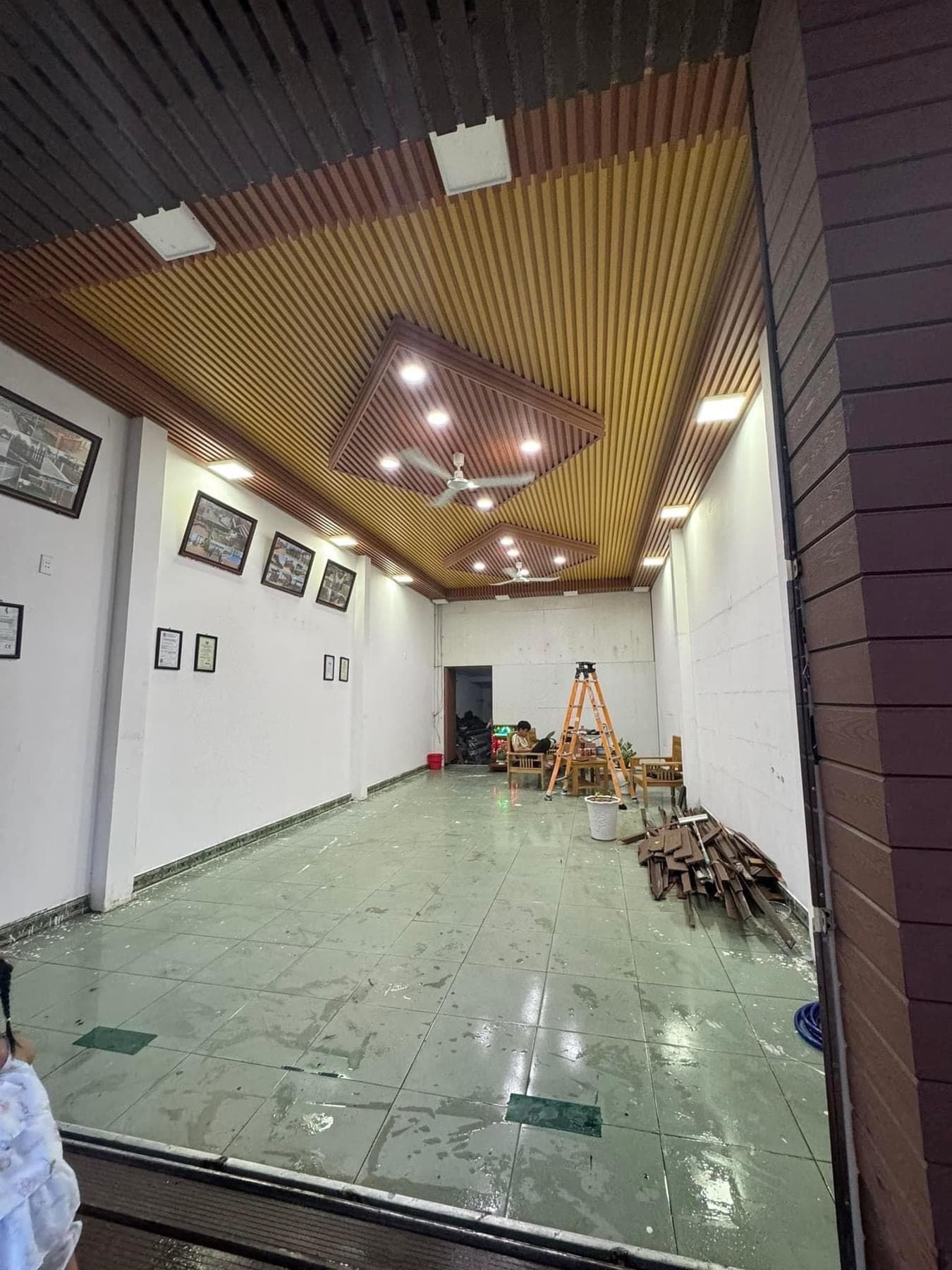 Nhà nguyên căn 3 tầng diện tích 80m2 mỗi sàn, tầng 1 trống suốt, phù hợp kinh doanh - Ảnh 2