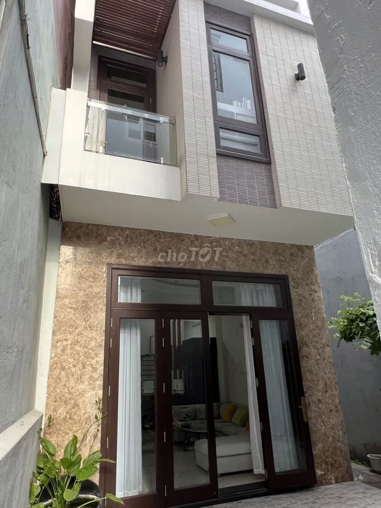 Nhà mặt tiền 2 tầng tại trung tâm thành phố, diện tích 105m2, phù hợp kinh doanh và ở - Ảnh 1