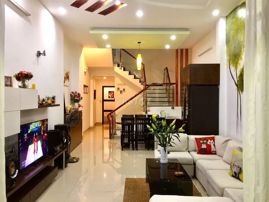 Nhà mặt tiền 2 tầng tại trung tâm thành phố, diện tích 105m2, phù hợp kinh doanh và ở - Ảnh 2