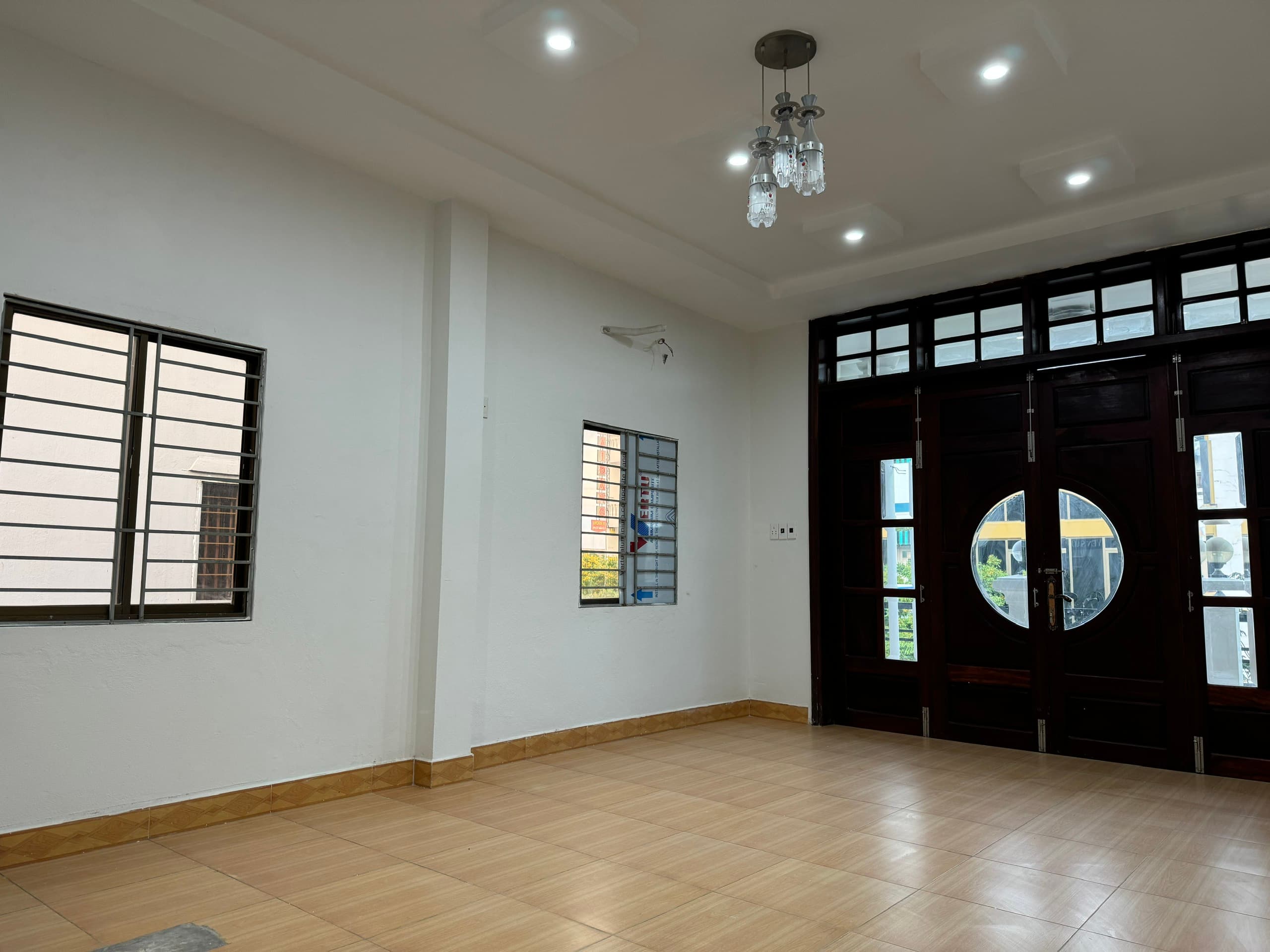 Nhà nguyên căn 3 tầng tại Lê Đình Lý, diện tích 81m², phù hợp để ở hoặc kinh doanh - Ảnh 2