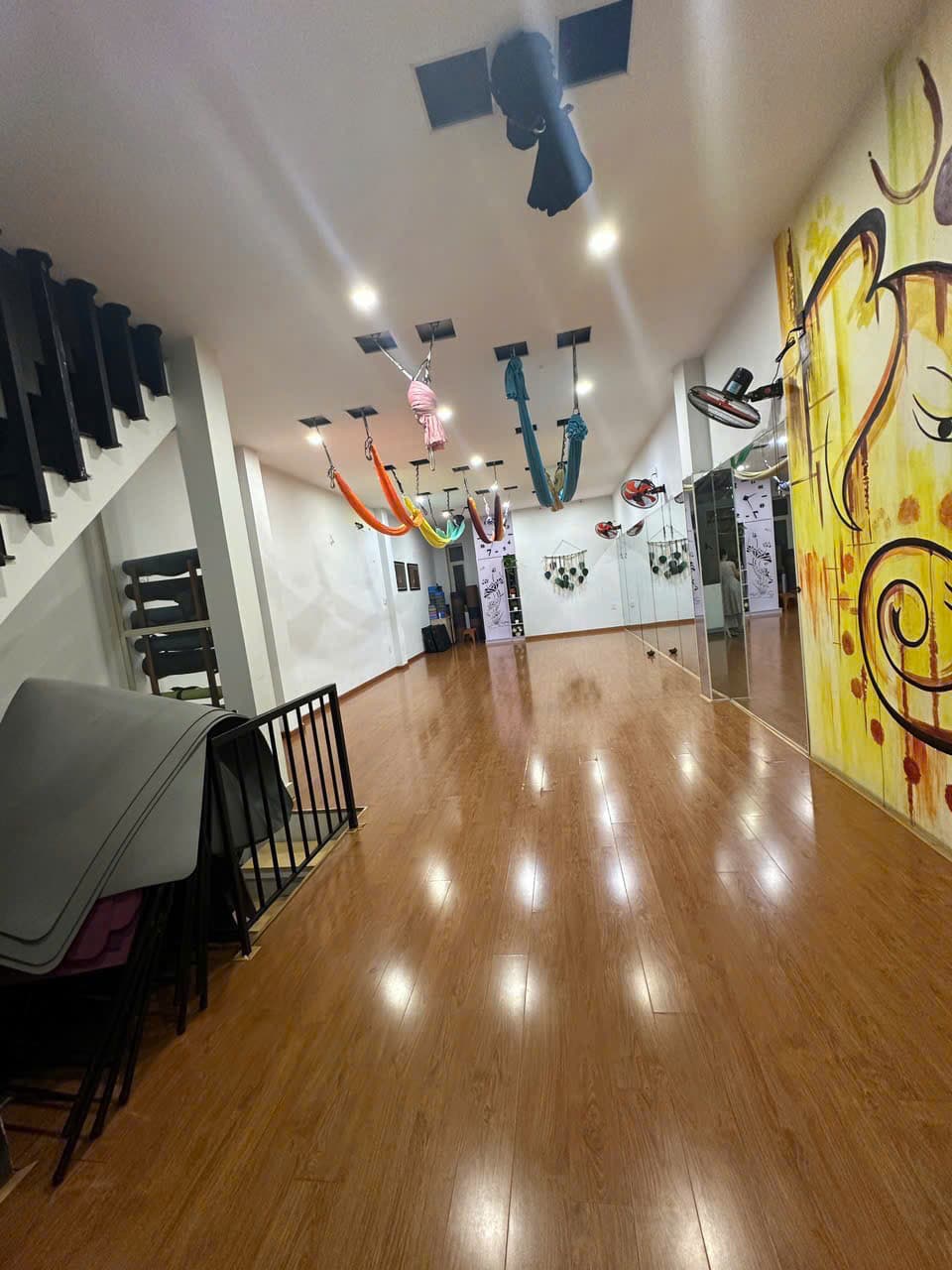 Nhà nguyên căn 3 tầng trống kiệt 8m Núi thành - Ảnh 2