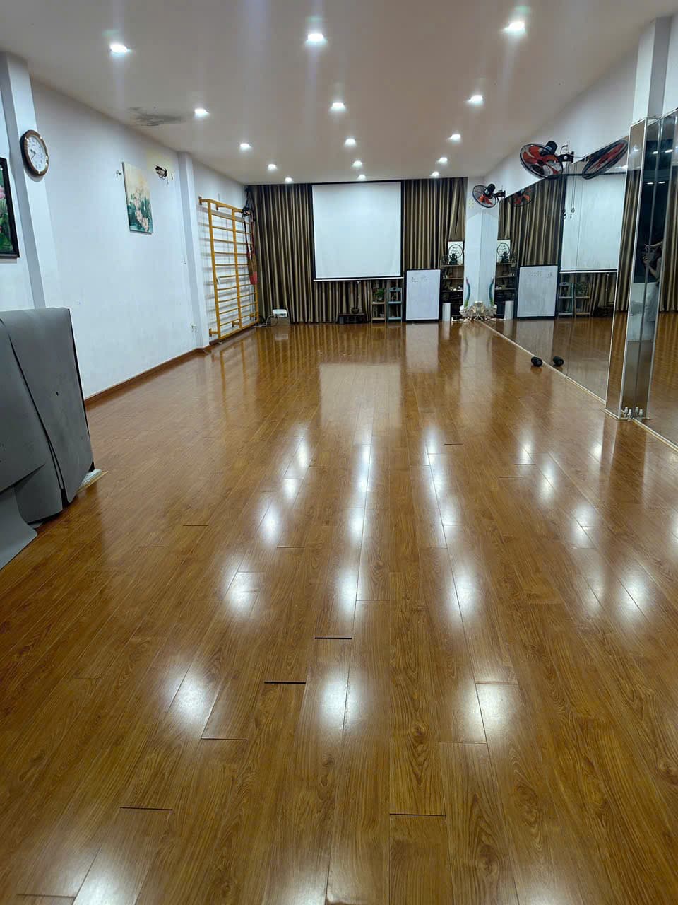 Nhà nguyên căn 3 tầng trống kiệt 8m Núi thành - Ảnh 3