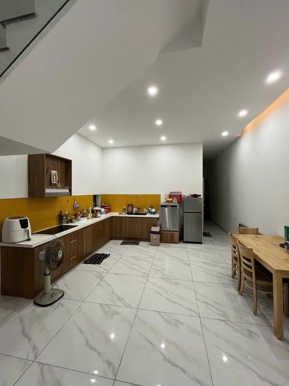 NHÀ NGUYÊN CĂN 3 TẦNG CHO THUÊ MẶT TIỀN NGUYỄN TẤT THÀNH ĐẦY ĐỦ NỘI THẤT - Ảnh 4