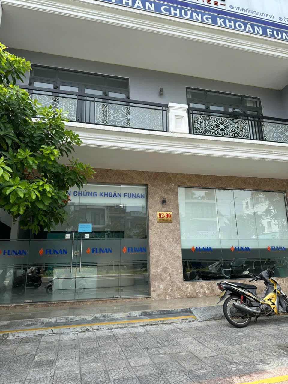 Nhà nguyên căn 3,5 tầng trống suốt, diện tích 200m2 mỗi tầng, phù hợp văn phòng hoặc kinh doanh - Ảnh 1