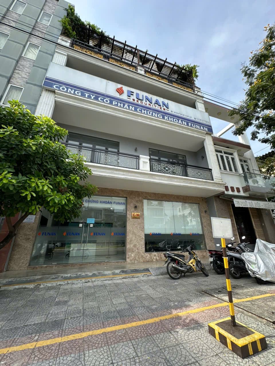 Nhà nguyên căn 3,5 tầng trống suốt, diện tích 200m2 mỗi tầng, phù hợp văn phòng hoặc kinh doanh - Ảnh 2