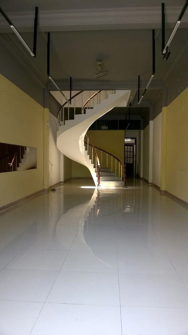 Nhà nguyên căn 3 tầng diện tích 108m², 5 phòng, không phù hợp ăn uống - Ảnh 2