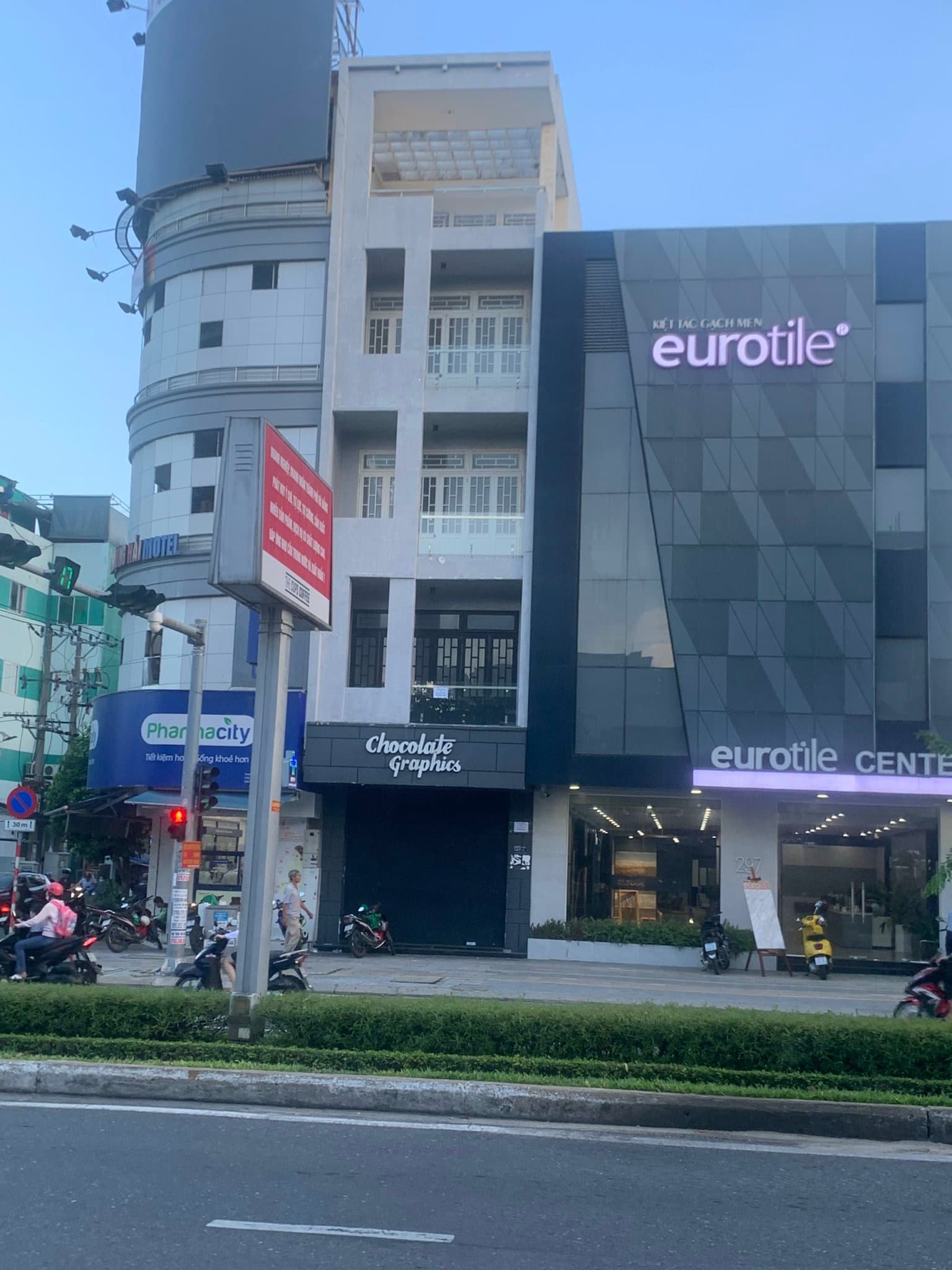 Nhà nguyên căn 3 tầng diện tích 4,7x23m, trống suốt, cho thuê làm văn phòng - Ảnh 1