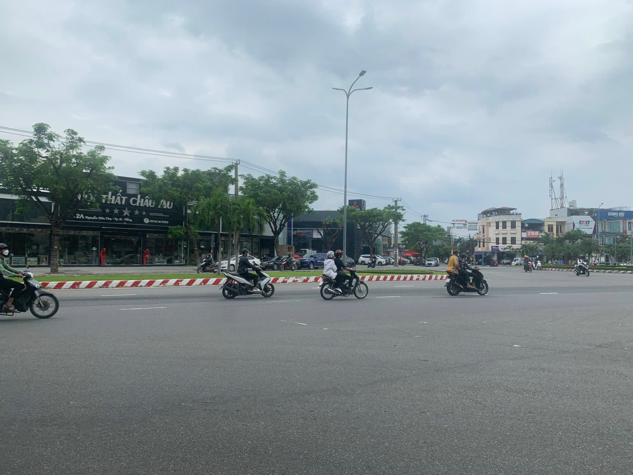 Nhà 3 tầng khu kinh doanh sầm uất gần Nguyễn Văn Linh, diện tích 105m2 mỗi tầng - Ảnh 1