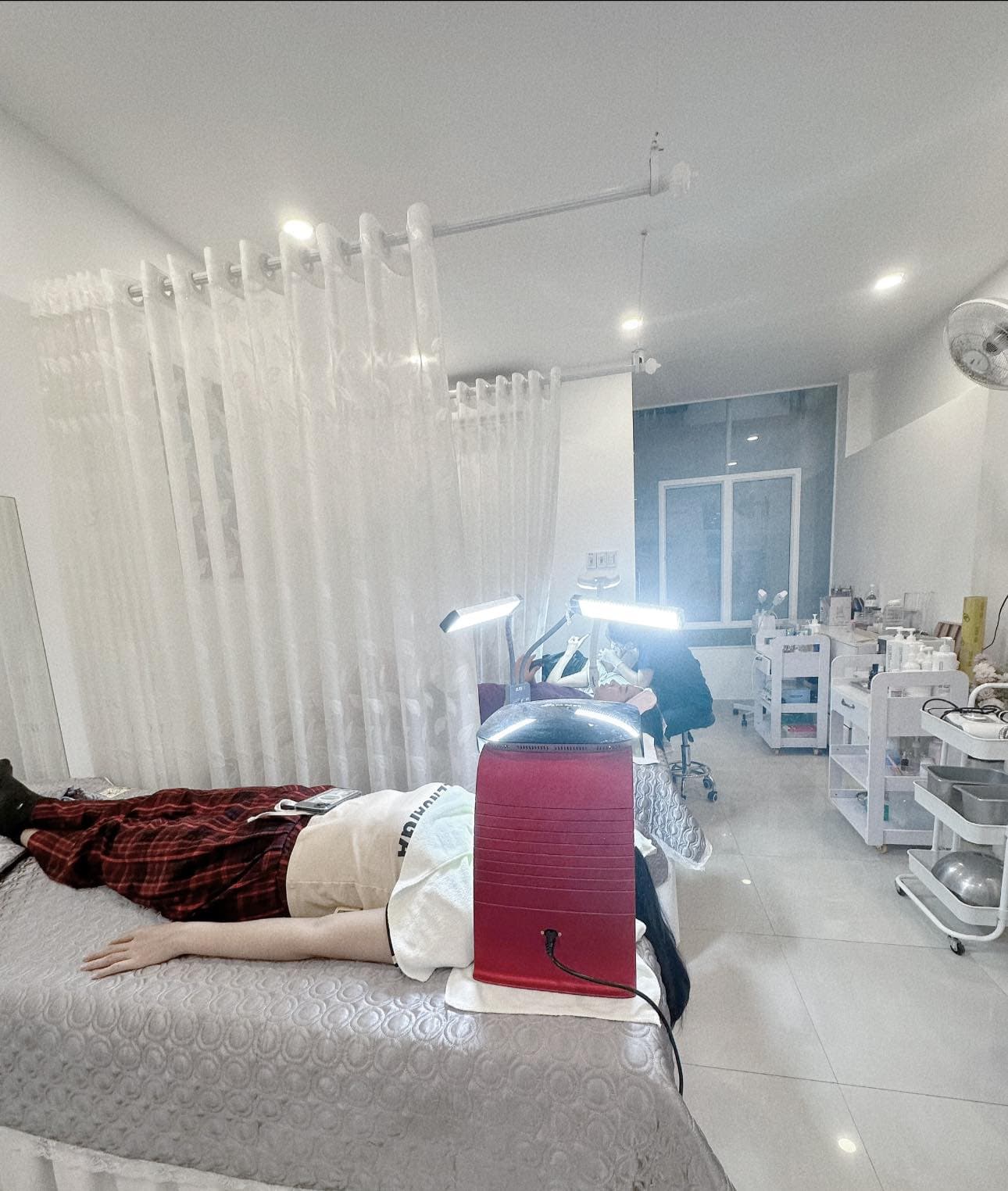 Nhà nguyên căn 4 tầng diện tích 135m² tại Hoàng Diệu, phù hợp để ở và kinh doanh - Ảnh 1