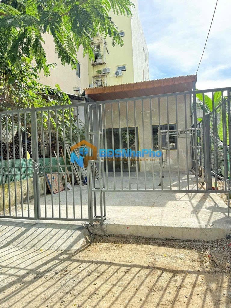 CHO THUÊ NHÀ CẤP 4 CÓ SÂN RỘNG TẠI LÊ LỘ - Ảnh 1