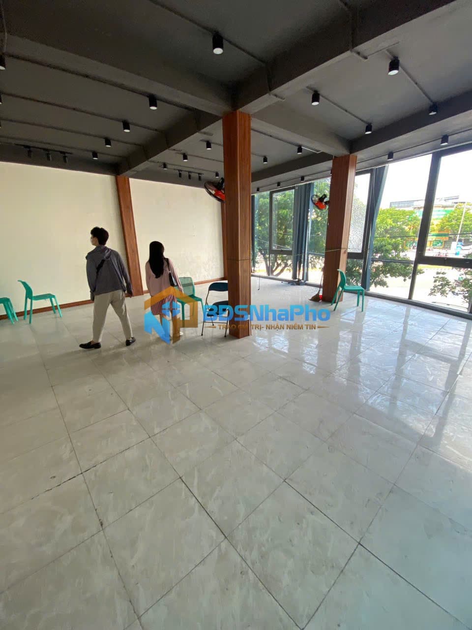 Cho thuê nhà 2 tầng lô góc Nguyễn Hữu Thọ - Ảnh 1