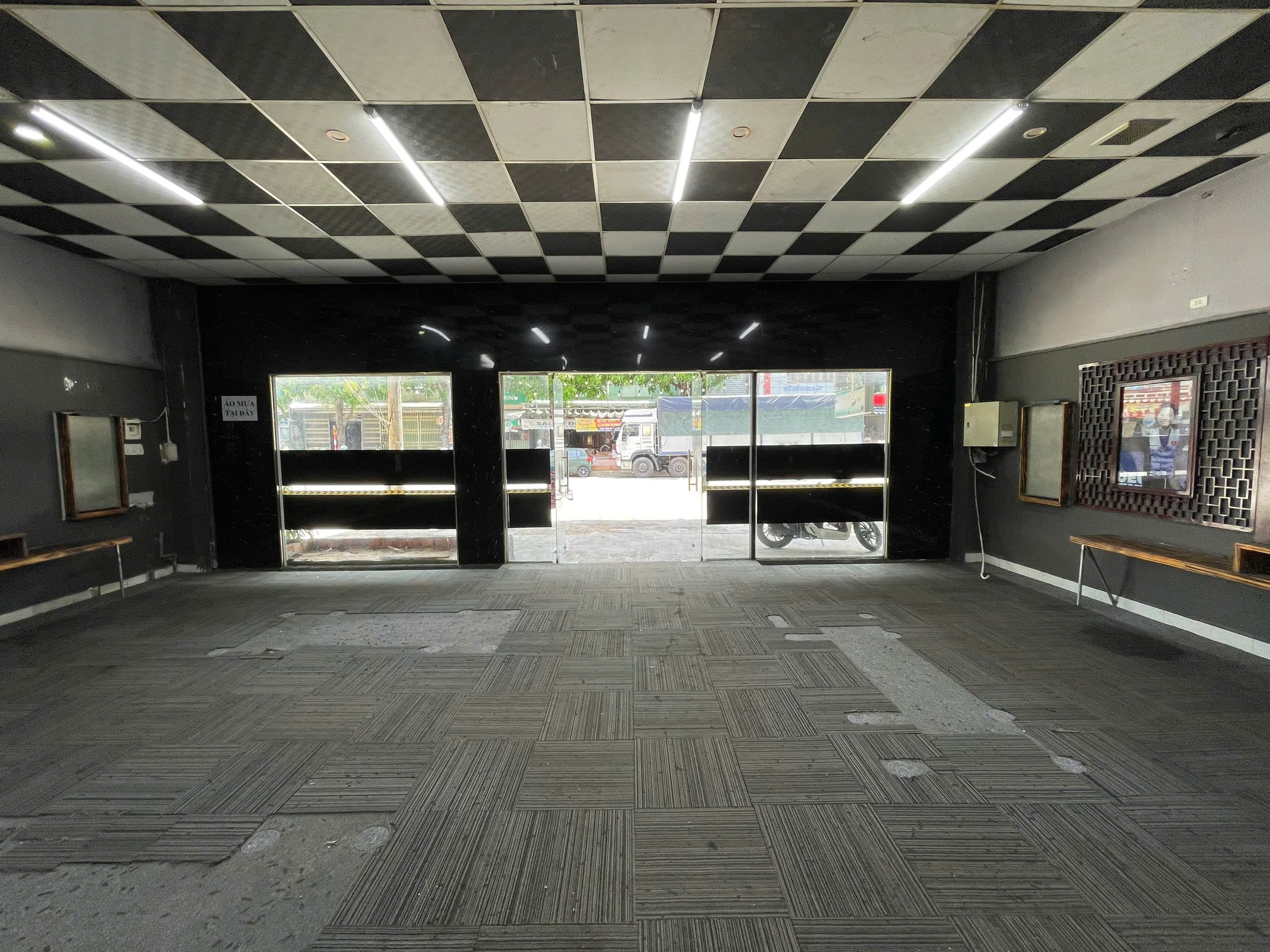 CHO THUÊ MẶT TIỀN RỘNG KÈM NHÀ 2 TẦNG TẠI PHẠM HÙNG - Ảnh 1