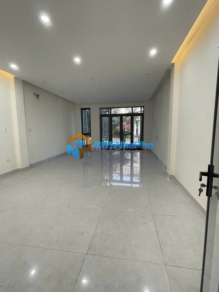 Nhà nguyên căn 3 tầng trống suốt, phù hợp kinh doanh tại Nguyễn Hữu Thọ - Ảnh 6